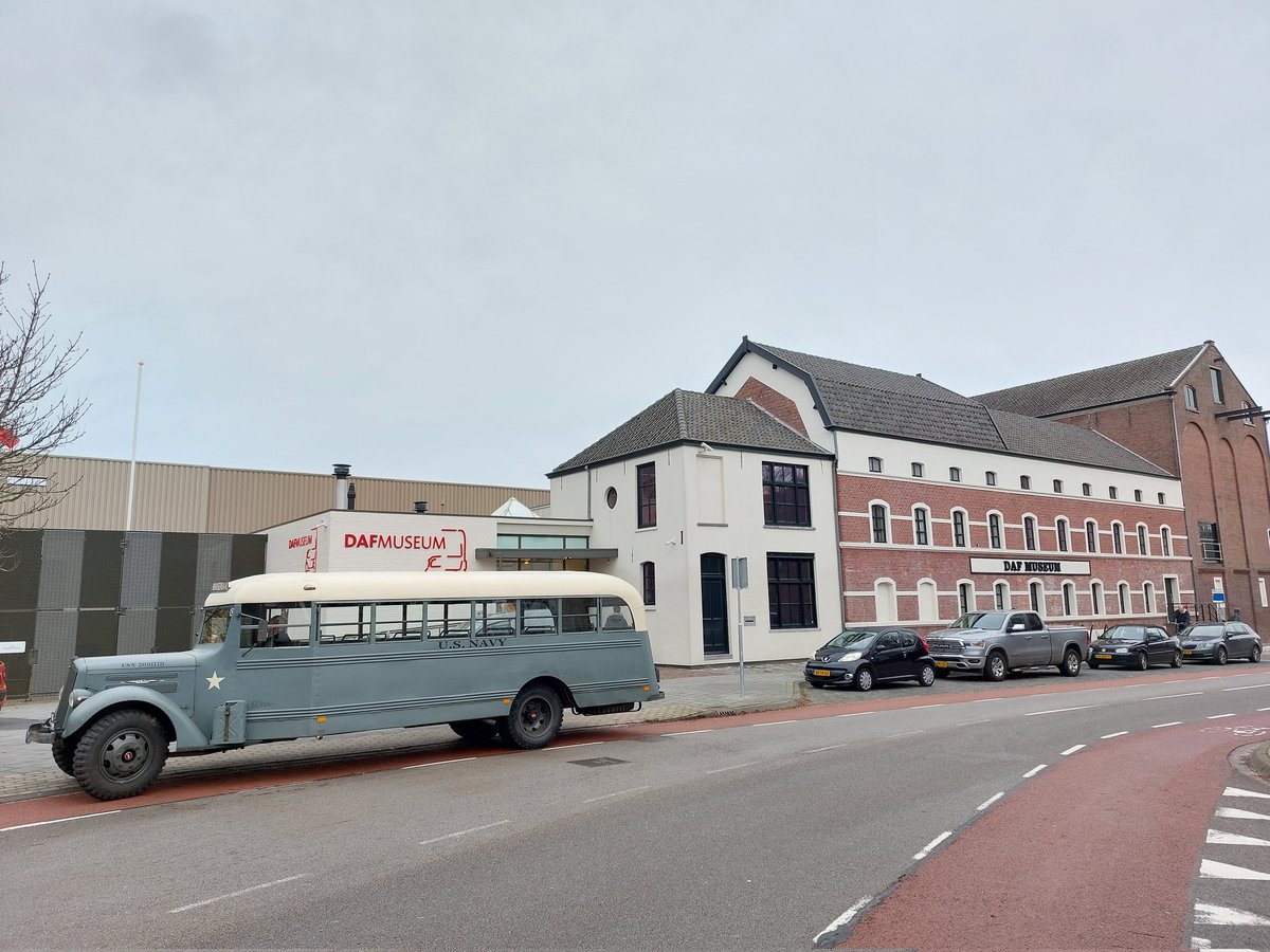 LooijengoedWim's tweet photo. Toen afdeling #marketing nog gewoon #persdienst heette..
#DAFmuseum @Dafmuseum
Zoon @bessel_looijeng krijgt uitleg van ervaren mechaniciens over de onvolprezen #variomatic #DAF https://t.co/6EPzhz9uX6