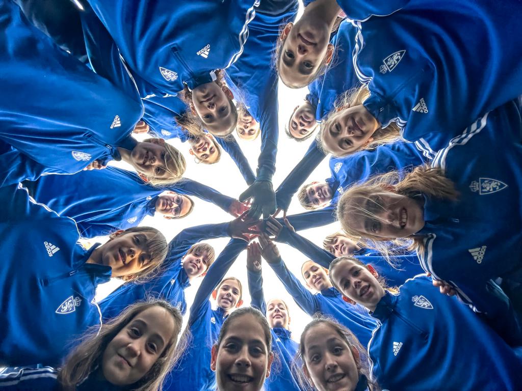 RealZaragoza's tweet photo. Haciendo historia en blanco y azul. 🤍💙

El primer equipo femenino del Real Zaragoza se convirtió en realidad. 👧 ¡Nuestras chicas ya compiten en categoría Alevín-benjamín!

#RZmemories22 https://t.co/sMPOdY0Im0
