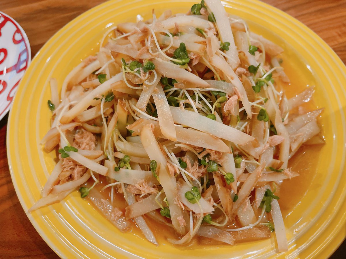 松葉蟹で晩餐作った🤗
新じゃがのシャキシャキのツナsalad
里芋と玉コンの煮付け
鯖とコーンの炊き込みご飯
あと刺身出てくるよ🙏いただきます！ https://t.co/57kHC03aJf