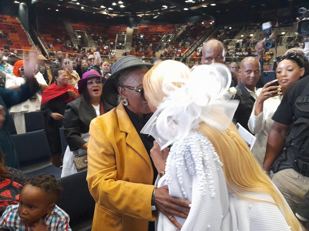 This Picture speaks a Thousand words Forgivess is the key to healing Retweet if you love This Picture Babes Wodumo and MaGumede 

#Mampintshafuneral #RIPMampintsha #RIPShimora