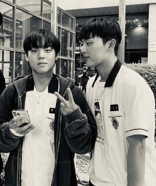 dohyunpill's tweet photo. when youre in a jihoon loving competition and hyunwook is your opponent https://t.co/9JkA03hHBc