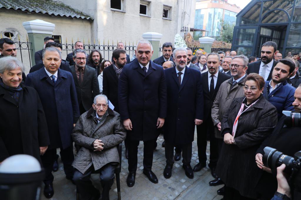 Okumak, toplumların zihinlerindeki karanlığı fecir gibi aydınlığa çıkaran eylemdir. 

Sayın Doğan Hızlan'ın eserleri kendi ismini taşıyan modern kütüphanemizin raflarında kitapseverlerle buluşacak. 

<a href="/MehmetNuriErsoy/">Mehmet Nuri Ersoy</a> #2023YolundaBiriz 

📍Doğan Hızlan Kütüphanesi Açılış Töreni