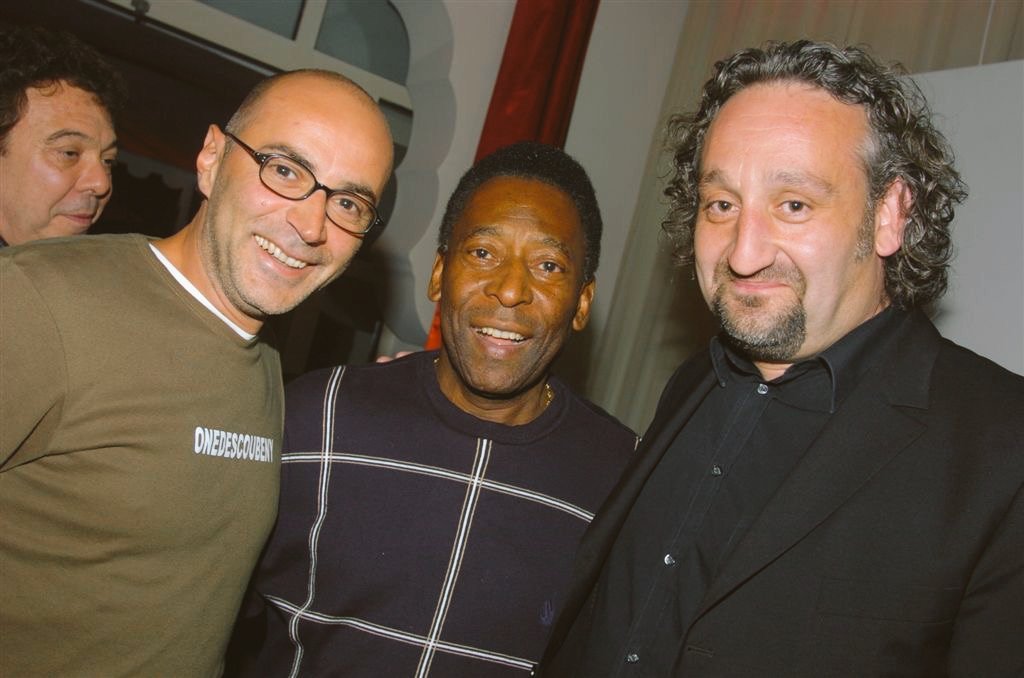 CenturionAgency's tweet photo. Quand la plus célèbre équipe de football de Marseille "Les Collègues" eu l'honneur, le "vrai" de rencontrer le Roi Pelé ! Repose en paix. La première tournée au Paradis est pour "Momie" ! #patrickbosso #bobassolen #bobzilla #TeamOM #Pele #Rip #Marseille Pic Copyright Bob Assolen https://t.co/4gDFhFB8uP
