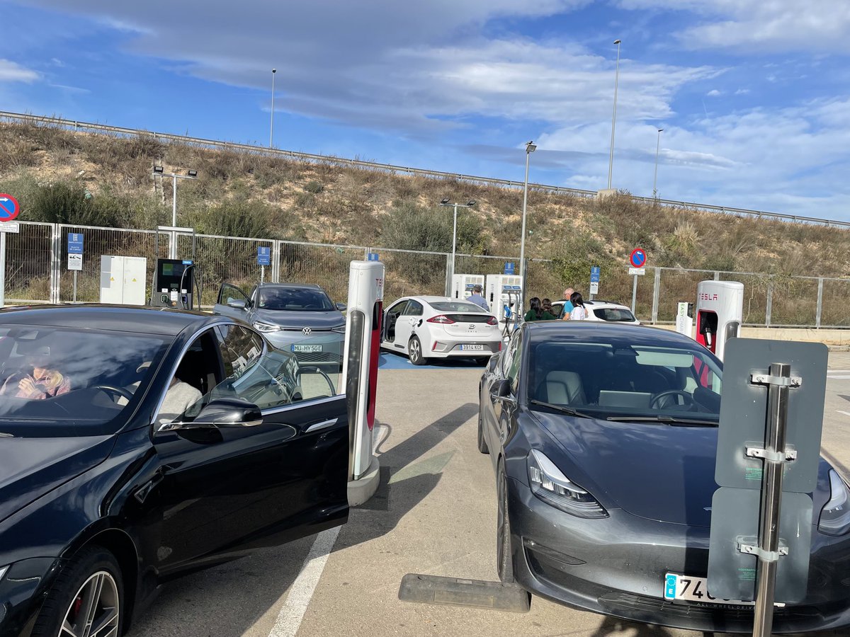 Dedicat a totes aquelles persones que no creuen en el cotxe elèctric. L’Aldea, gairebé tot ple. Fa un any per les mateixes dates estavem sols: tesla, Dacia, BMW, Hiundai, WV