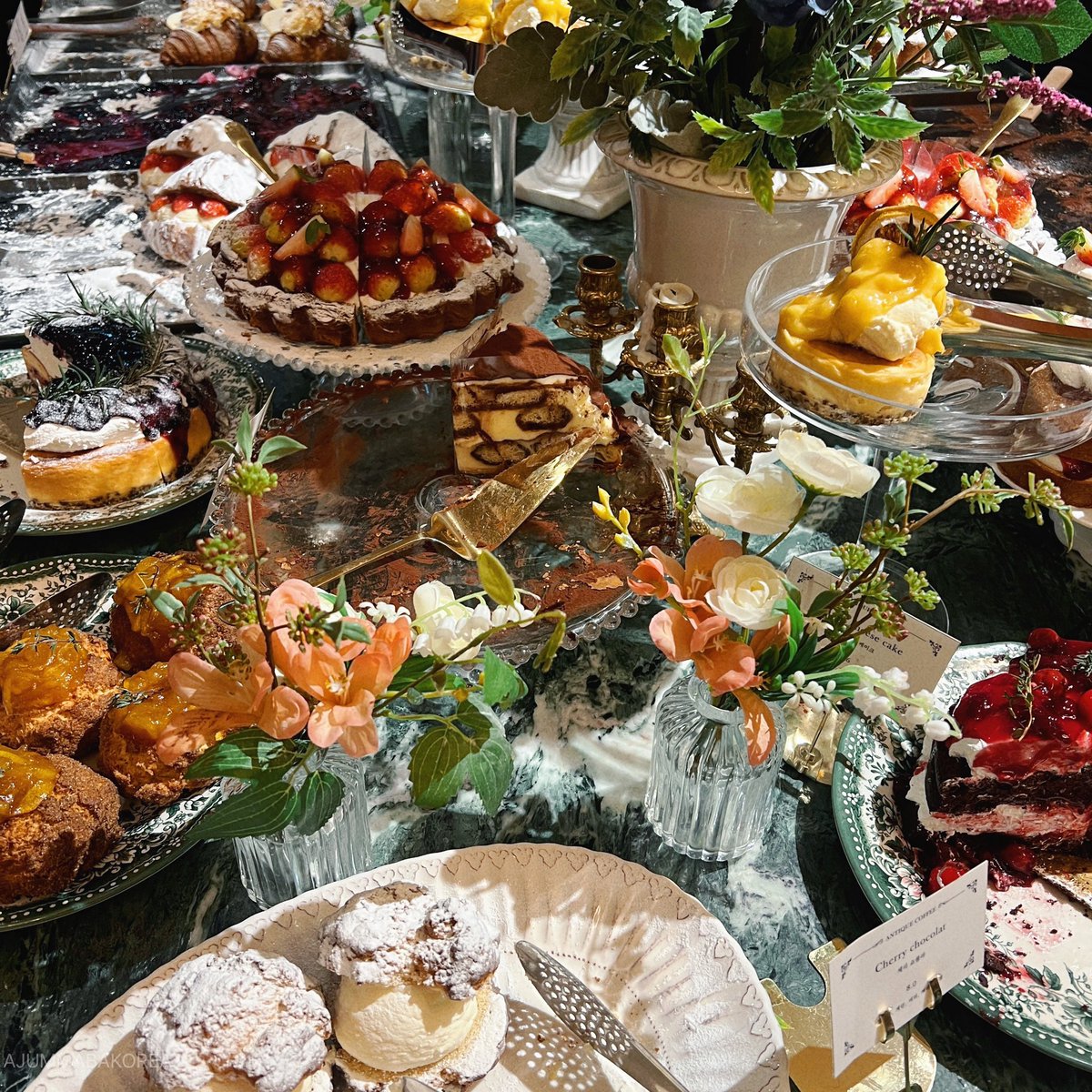 ajummabakorea's tweet photo. #รีวิวเกาหลี 🇰🇷 ร้านแมสแล้วอร่อยด้วยก็มีเยอะน้า คาเฟ่ถ่ายรูปสวย อร่อยอีกร้าน แนะนำเลย ร้าน Antique coffee ยอนนัม ดีงามมาก กินเกือบหมดทุกเมนูแล้วบอกเลยว่าดีๆๆ 🥹 หลังๆคิวเยอะก็ซื้อกลับมากินที่ห้อง ชอบมาก ไปลองได้เลย ร้านถ่ายรูปสวยด้วยค่า
📍 แนะนำ เมนูสตรอเบอร์รี่ กับครัวซองต์(1) https://t.co/FUdyuvUqnC