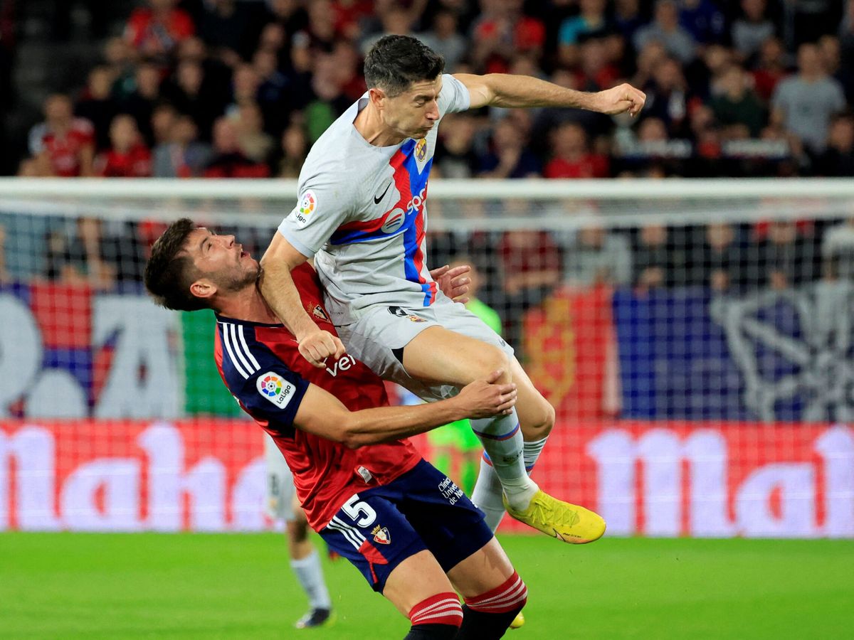 Arellanoglou's tweet photo. Cortó una contra clarísima de Osasuna y en la siguiente jugada le propina este brutal codazo a D. García, que poco más y se queda sin dientes. Doble amarilla de manual, expulsión y sanción; sin entrar en el gesto

¿Cómo es posible que pueda jugar mañana?

Trato de favor EVIDENTE https://t.co/bnETxmWXm4
