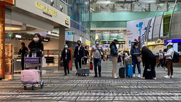 ChannelNewsAsia's tweet photo. Singapore ready to step up border health measures if needed, is closely monitoring emergence of new #COVID19 variants and hospital workload: MOH https://t.co/LmXZkgg1JP https://t.co/AXN9g4OWio