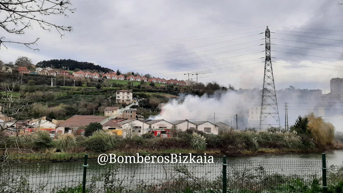 Incendio en pabellón abandonado, Burtzeña #Barakaldo, extinguido #Bomberos
Sute…