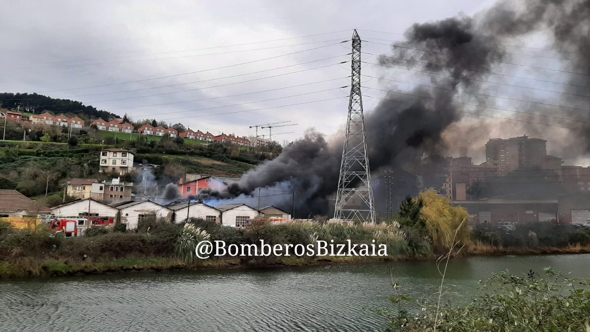 Incendio en pabellón abandonado, Burtzeña #Barakaldo, extinguido #Bomberos
Sute…