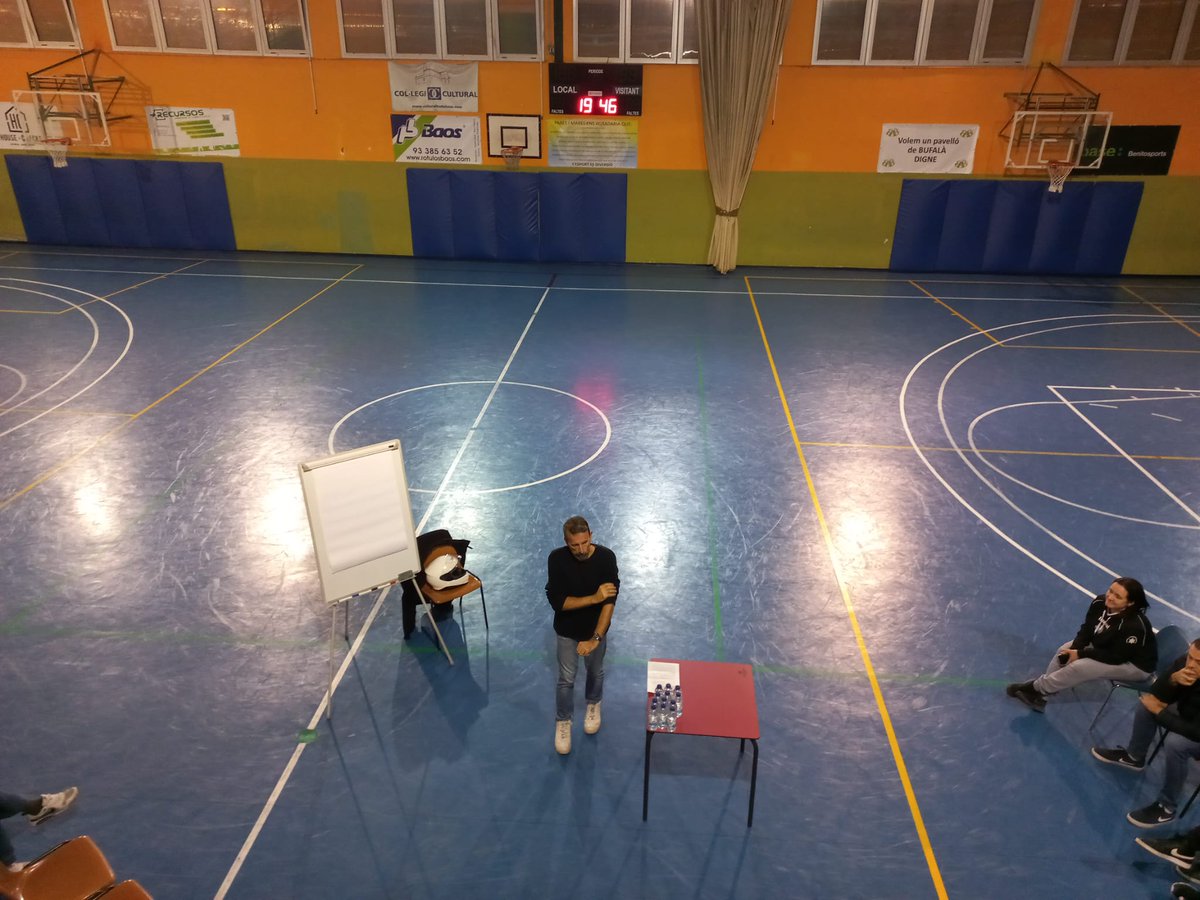 Xerrada magistral del gran entrenador d’ACB i Eurolliga 
<a href="/JoanPlazaDuran/">Joan Plaza</a> als entrenadors i entrenadores del nostre club ABB.
Quin plaer va ser rebre els seus consells i una mica de la seva experiència. Molt agraïts per la seva implicació i proximitat. Moltíssimes gràcies Joan!