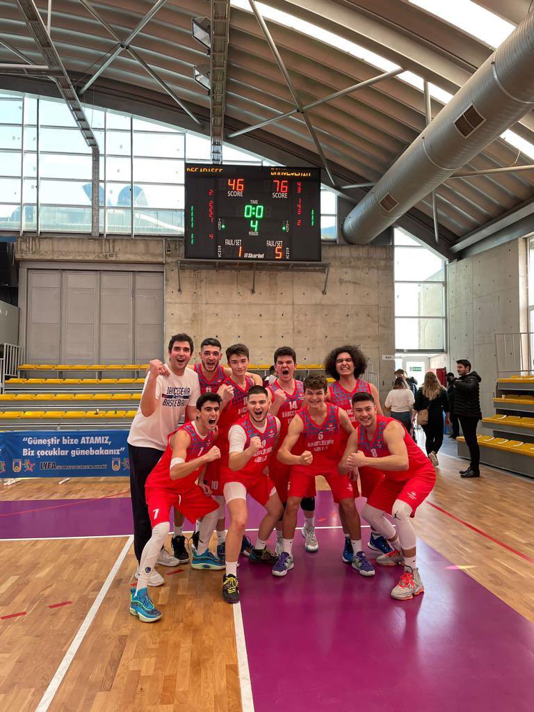 BK_Luleburgaz's tweet photo. Okul sporları müsabakalarında Genç Erkek takımımız Kepirtepe Anadolu Lisesini 76-46 mağlup ederek İlçe Şampiyonu olmuştur 🏆 Öğrencilerimizi ve emeği geçen öğretmenimizi tebrik eder, başarılarının devamını dileriz ❤️💙🏆 🥇 https://t.co/3omY1vKsaQ