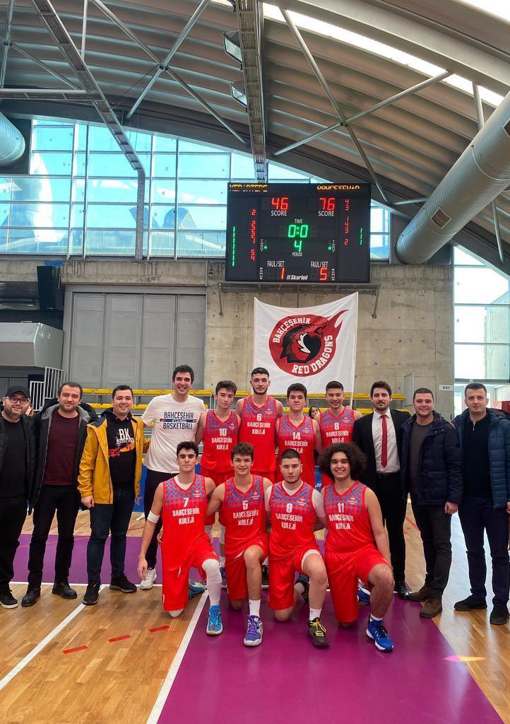 BK_Luleburgaz's tweet photo. Okul sporları müsabakalarında Genç Erkek takımımız Kepirtepe Anadolu Lisesini 76-46 mağlup ederek İlçe Şampiyonu olmuştur 🏆 Öğrencilerimizi ve emeği geçen öğretmenimizi tebrik eder, başarılarının devamını dileriz ❤️💙🏆 🥇 https://t.co/3omY1vKsaQ