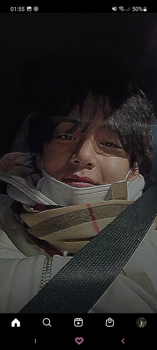 BTSWhalien52uwu's tweet photo. Happy birthday Tae  💜 https://t.co/mpOsMdre14