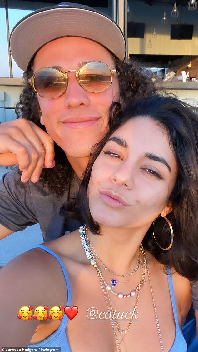 hotgosipnewz's tweet photo. Vanessa Hudgens Is 'Merry AF' in Christmas Selfie with Boyfriend Cole Tucker
#hotgossipnewz #VanessaHudgens #MerryAF #ChristmasSelfie #Boyfriend #ColeTucker
https://t.co/7NnIxtoHTV https://t.co/12pDquRj1B