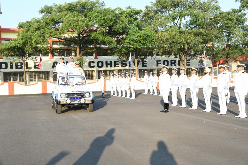 Akshataspawar's tweet photo. #PASSING_OUT OF 94TH MARINE ENGINEERING SPECIALISATION
COURSE AT #INS_SHIVAJI
40 Officers of the #IndianNavy and 15 Officers of #SriLankan Navy of 94th batch of #Marine #Engineering Specialisation Course completed 105  weeks of professional training. 
#Pune #Navy https://t.co/cXCthnSrAx
