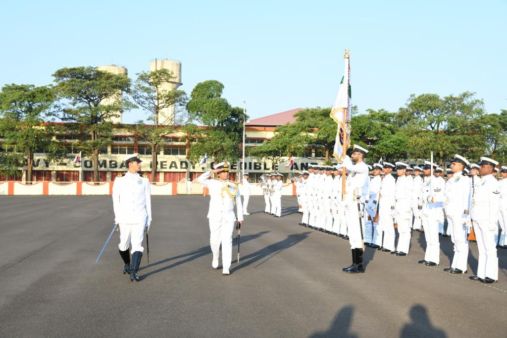 Akshataspawar's tweet photo. #PASSING_OUT OF 94TH MARINE ENGINEERING SPECIALISATION
COURSE AT #INS_SHIVAJI
40 Officers of the #IndianNavy and 15 Officers of #SriLankan Navy of 94th batch of #Marine #Engineering Specialisation Course completed 105  weeks of professional training. 
#Pune #Navy https://t.co/cXCthnSrAx