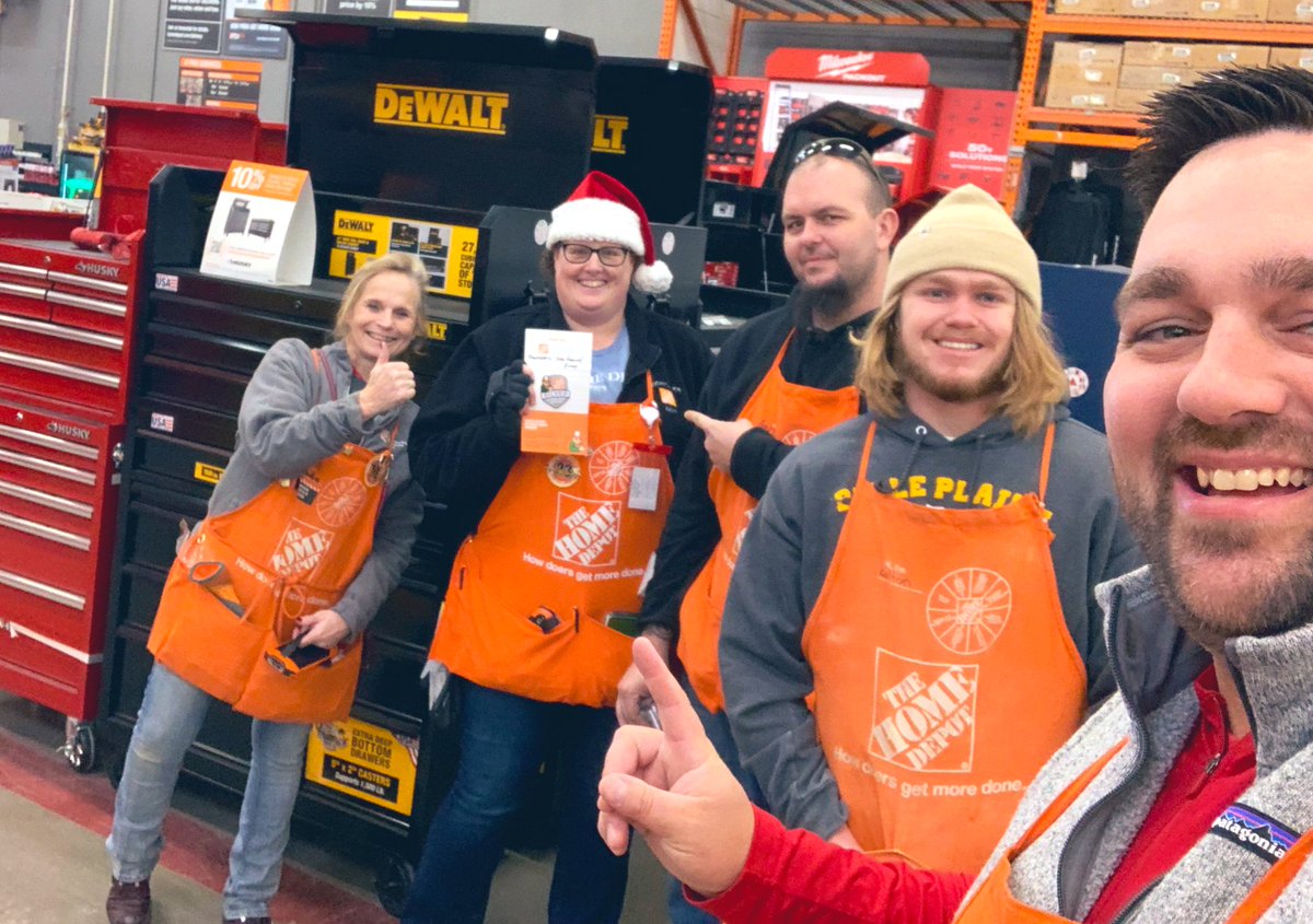 Holly receiving her SILVER #Milestone for Living Our Values at a high level!  We appreciate your engagement and leadership as our Front End Supervisor! Keep doing great things!  #westisbest #recognition #leadbyexample
