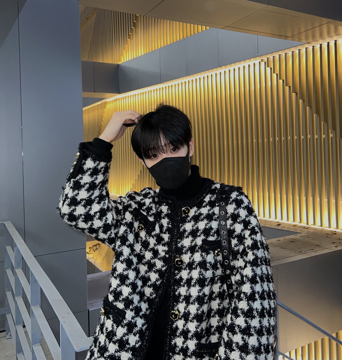 Matching outfits from head to toe as it is what Gen-Z best called as nowadays fashionista. Thinking I wear a full-length comfy jacket at this season to avoid the freezing weather? Jokes on you, no. I swear, the cold never bothered me anyway.