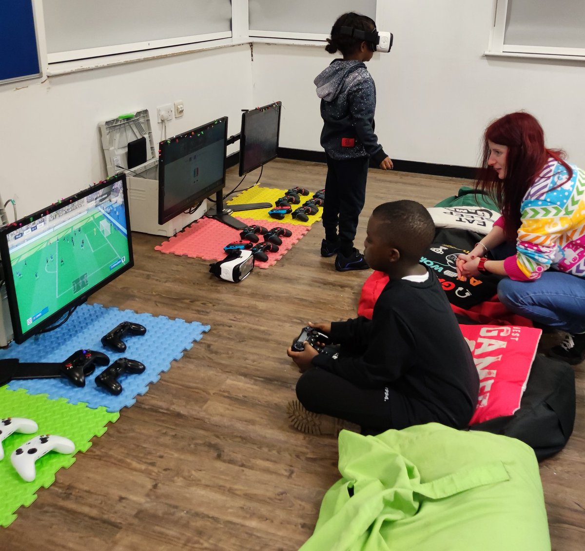 A2ndvoiceCic's tweet photo. #WarmSpaces at #WestNorwoodLeisureCentre @Better_Lambeth Fridays 9.30 to 12pm
Families and Parent Carers #AutismFriendly #SENDFriendly
@PopUpArcadeUK today as a special for the holidays.
#Jenga #gaming #knitting #artsandcrafts #connect4 #trainsets #VirtualReality #autism https://t.co/wLk31KcEzP
