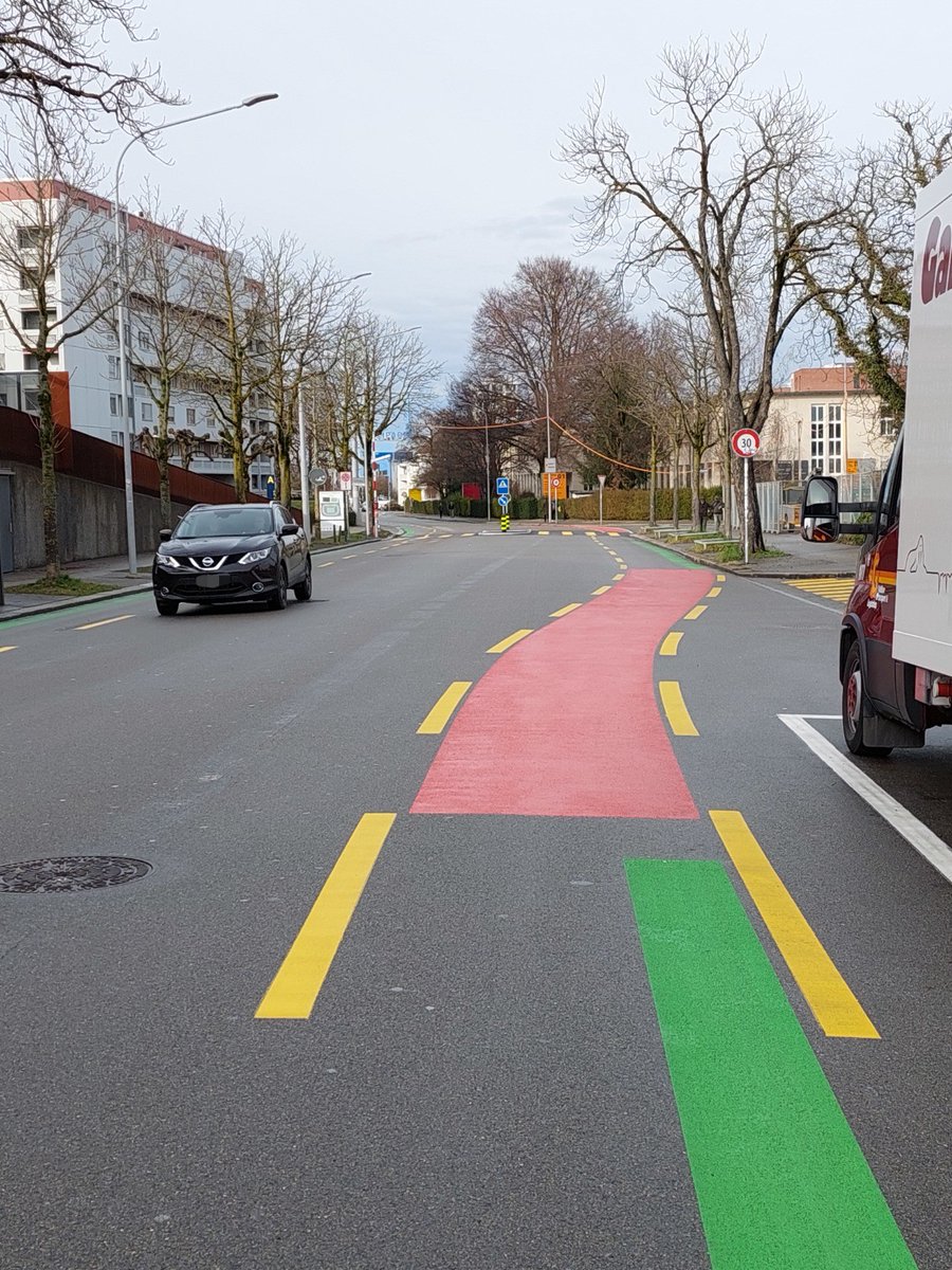 thomas_verkehrt's tweet photo. Das Beste, was die Veloförderung in Zürich hinkriegt, ist ein verwirrendes Durcheinander von farbigen Flächen und Linien.

Wer blickt da noch durch? #velozh #mdrza #cycling https://t.co/SFStfccVtw