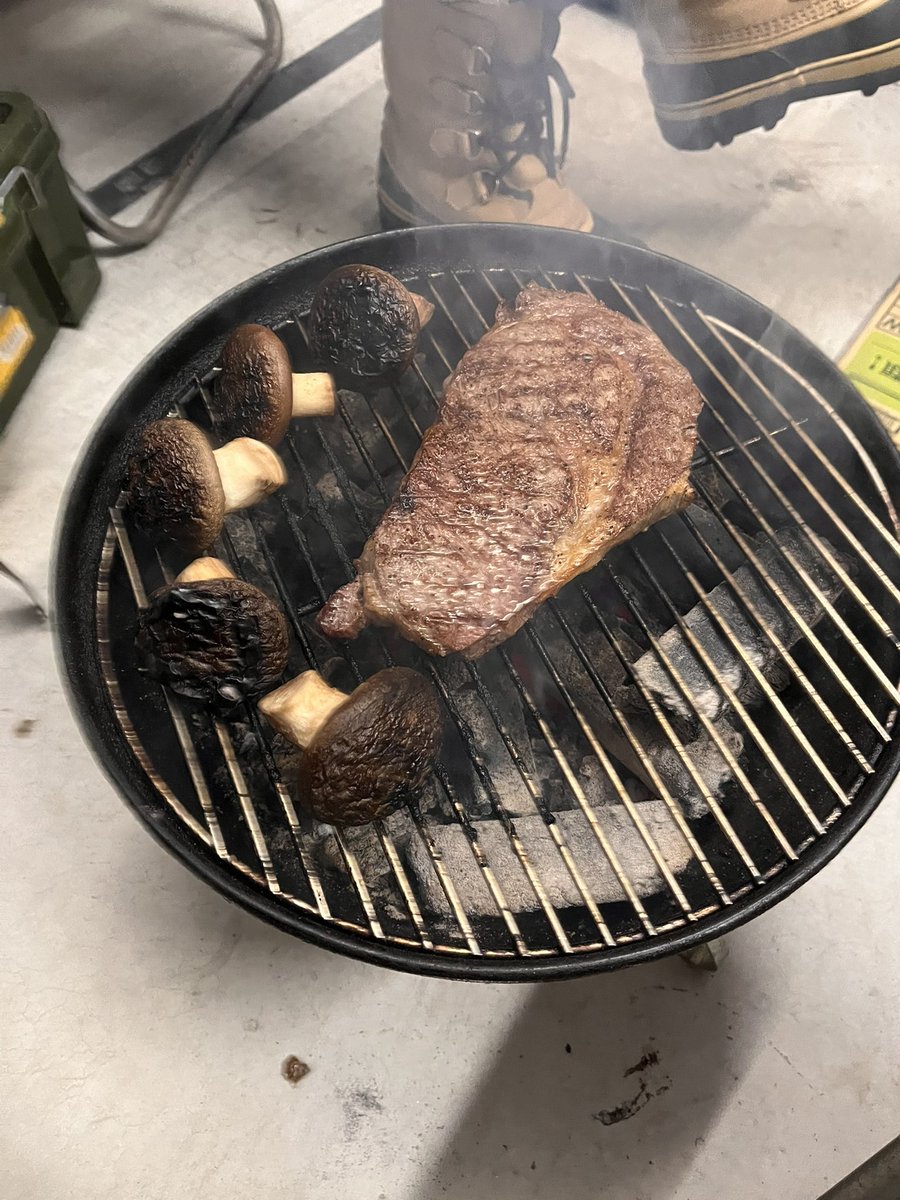 ren_ren0905's tweet photo. 年末、氷点下の中やるBBQは良きかな‼️ https://t.co/1DwjI5Sfat