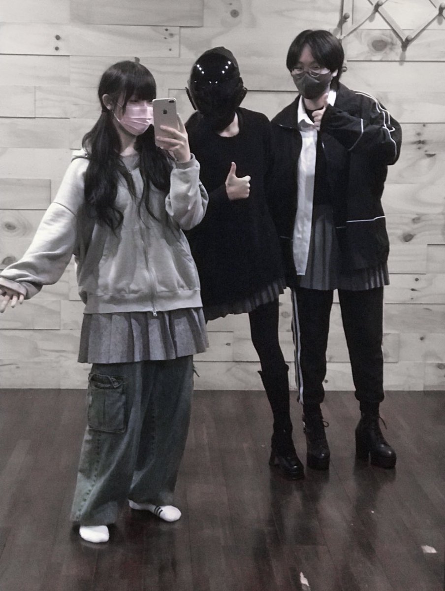 girls2ooo's tweet photo. [소공녀] 오늘은 3명이서 잠깐 연습 😷🖤 각자의 솔로 무대와 모두의 단체 무대 그리고 게스트와 함께하는 스페셜 무대까지! 1월 8일에 만나요..🖤 마.지.막 봄방학! https://t.co/ztVPIlLsSB