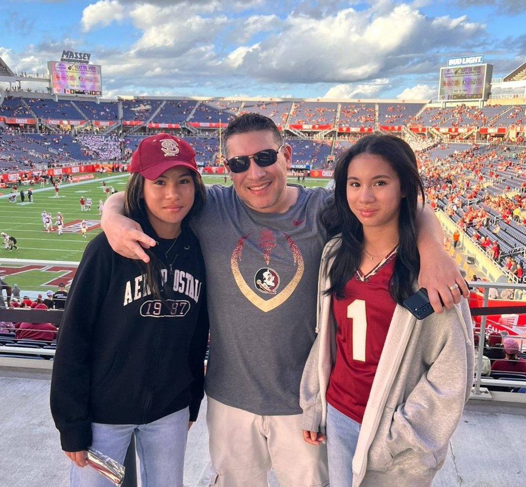 jeffsgomez's tweet photo. Great game and good times at the Cheez it Bowl. FSU VS OKLAHOMA. Thanks to fsu wr and National Champion, Kenny Shaw for the pic! @kennyshaw #FSUvsOU #CheezItBowl #CollegeFootball #FSU #Seminoles #fsufootball https://t.co/tPDxxCxJeI