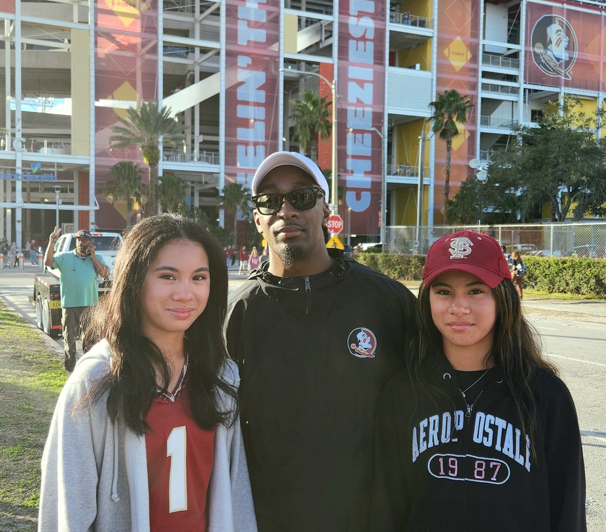 jeffsgomez's tweet photo. Great game and good times at the Cheez it Bowl. FSU VS OKLAHOMA. Thanks to fsu wr and National Champion, Kenny Shaw for the pic! @kennyshaw #FSUvsOU #CheezItBowl #CollegeFootball #FSU #Seminoles #fsufootball https://t.co/tPDxxCxJeI