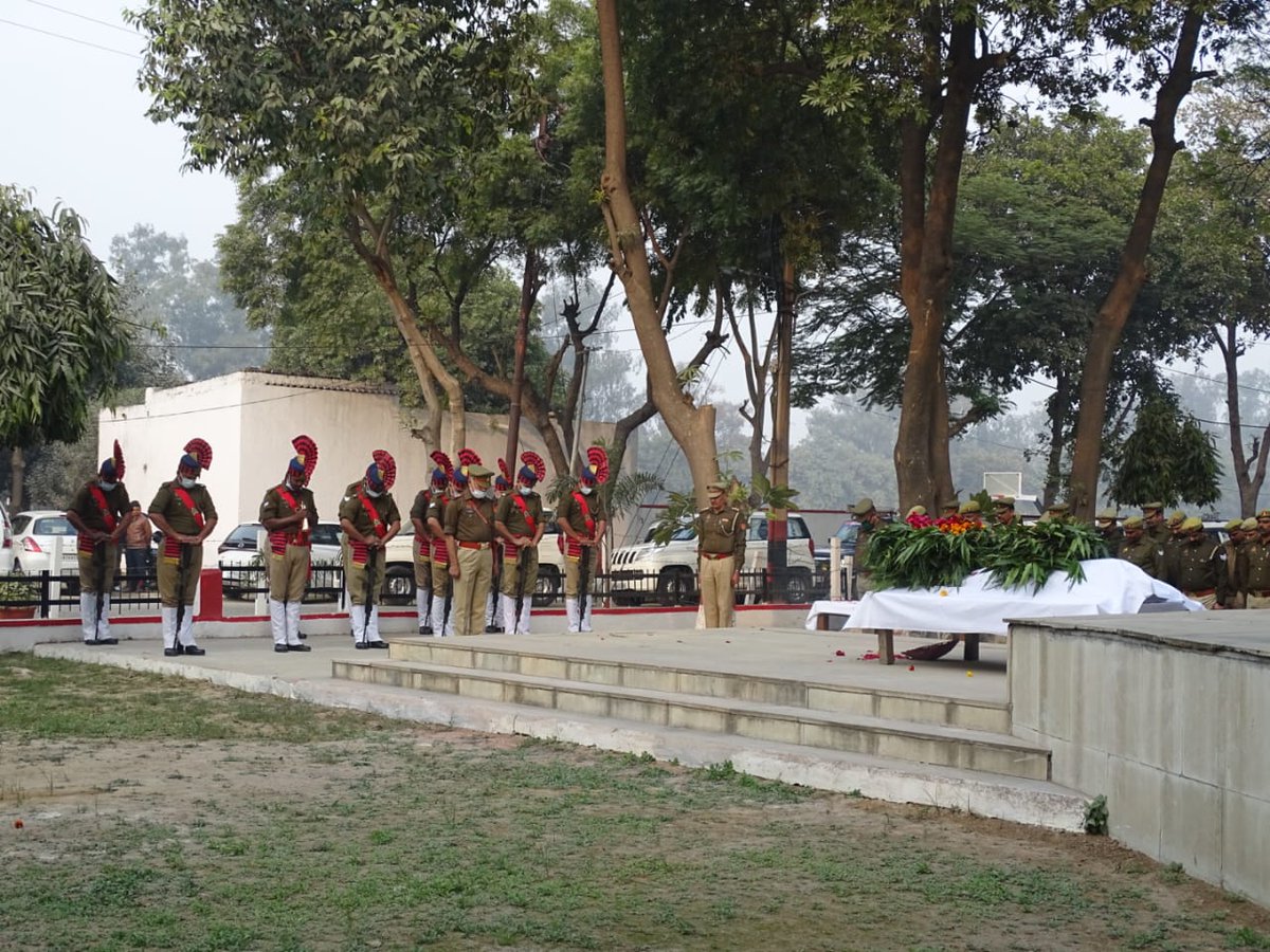 ghaziabadpolice's tweet photo. उ0नि0 श्री रामवीर सिंह, थाना इंदिरापुरम की ड्यूटी के दौरान तबियत खराब होने से दौराने उपचार आकस्मिक मृत्यु होने से पुलिस विभाग को अपूर्ण क्षति हुई है, पुलिस आयुक्त कमिश्नरेट गा0बाद एवं पुलिस परिवार द्वारा पार्थिव शरीर को कांधा देकर राजकीय सम्मान के साथ भावभीनी श्रद्धाजंलि दी गई https://t.co/QNbVGnl1pU