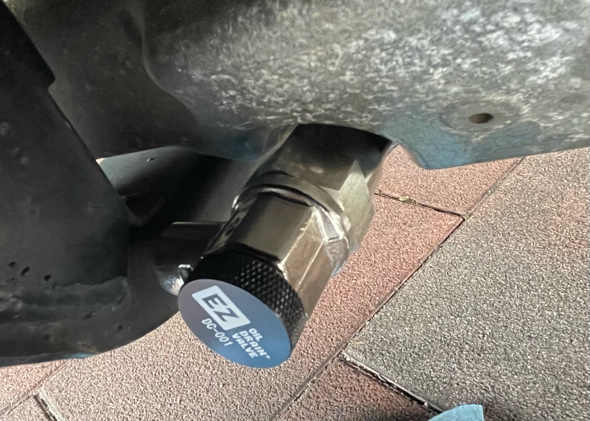 EZ40838915's tweet photo. おはようございます。ご購入者様の許可を得て実際の画像での適合情報です。お仕事で大活躍する #スズキ の #キャリィトラック #DA63 には #ez106 と延長アダプターがA106とAL106の2個必要です♪ #オイル交換 https://t.co/T5Y828NmyN https://t.co/bnt7VZ7oGy