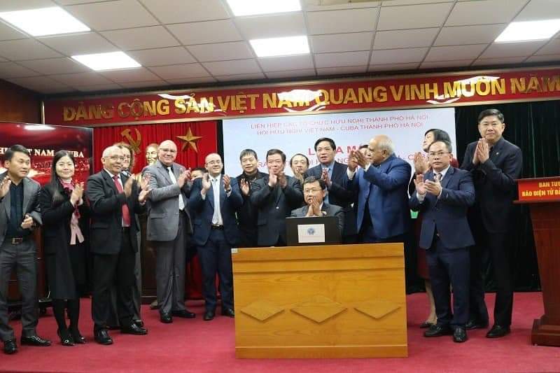 joy_puentes's tweet photo. Lanzamiento del sitio web de la Asociación Amistad #Vietnam 🇻🇳 #Cuba 🇨🇺
"Es la acción más sincera y efectiva que los vietnamitamitas podemos hacer para conmemorar el 64 aniversario de la Revolución ", dijeron emocionados.
Vean el sitio:
https://t.co/QTiSb6MTjH
#EchandoHumo😎 https://t.co/RfbR8myxB8