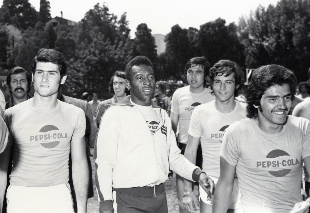 simonkachar's tweet photo. Pelé on the #AUB Greenfield playing and training students in 1975. Featured as well in the AUB Bulletin 
(Photos and documents courtesy of AUB Libraries - Archives and Special Collections) 
@AUB_Lebanon https://t.co/Svqlfj2dEJ