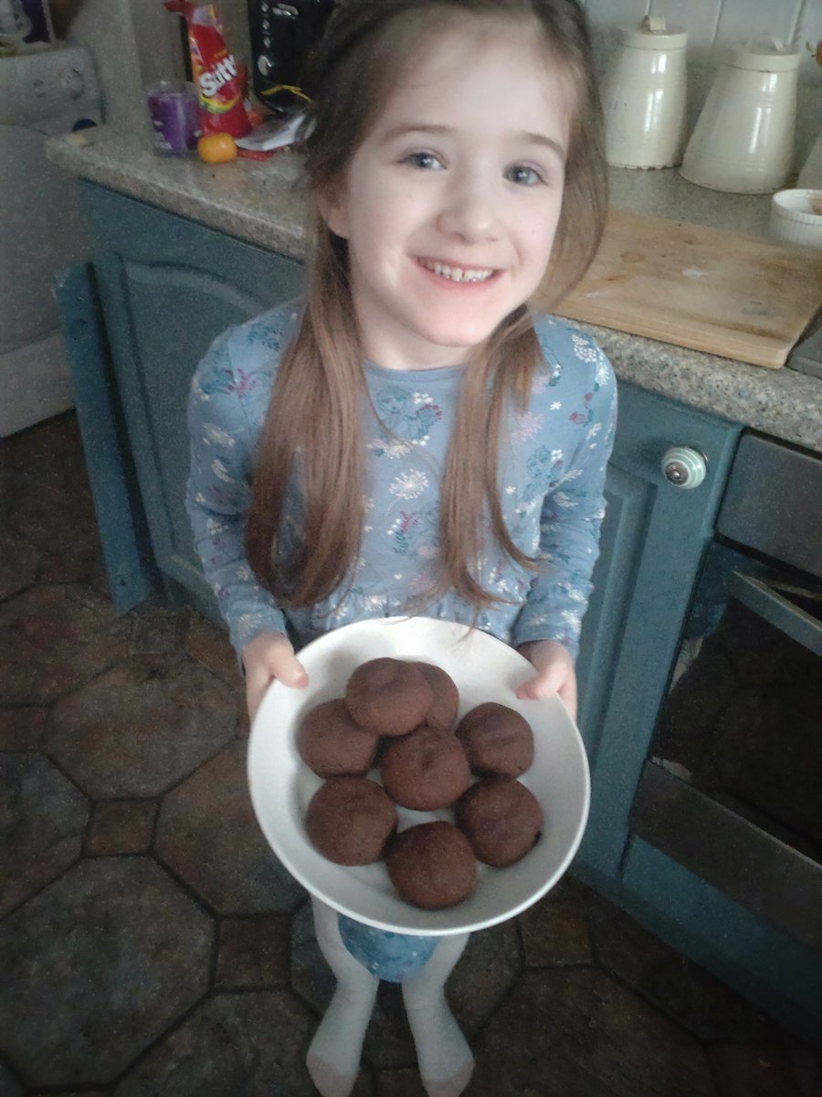 ZoiRavyn's tweet photo. @MrBarryLewis me and 6yr old Isobelle saw the Lindor brownie bombs and HAD to try! Let's just say they were a hit at the Christmas party and we had to remake them in order to actually get some! 🤤🤤 https://t.co/s2QX1ohhG9
