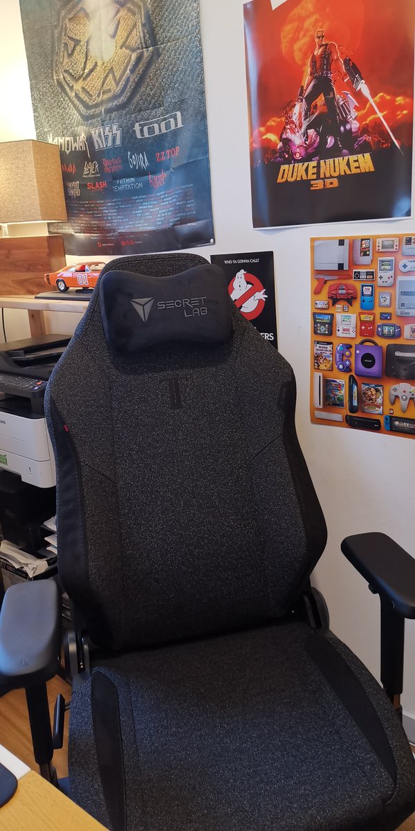 FLangrand's tweet photo. Nouvelle chaise #secretlab https://t.co/h5EJWwehJs