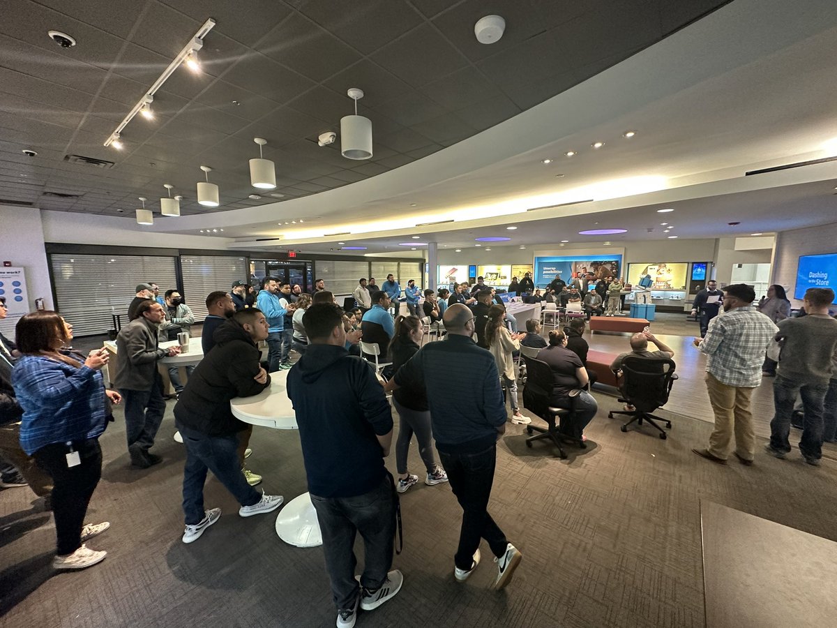 HunterInSTX's tweet photo. Great all store meeting for #teaminferno today recognizing our top performers. Thank all of you for everything you do! Big love fam! Proud to be a part of this team! 🫶🏼🔥💙 https://t.co/a6TzGs0MWa