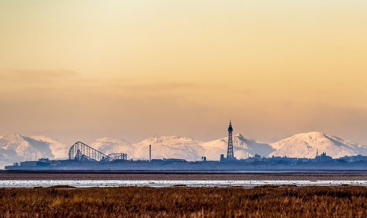 BPLresort's tweet photo. What a shot!! Taken all the way from Southport, you can see the Blackpool skyline with the snowy tops of the Lake District in the distance. 

📸Kevin Jackson

#LakeDistrict #Blackpool #BlackpoolTower #BlackpoolPleasureBeach #VisitBlackpool #Bplresort https://t.co/fgLDC7hl1Y