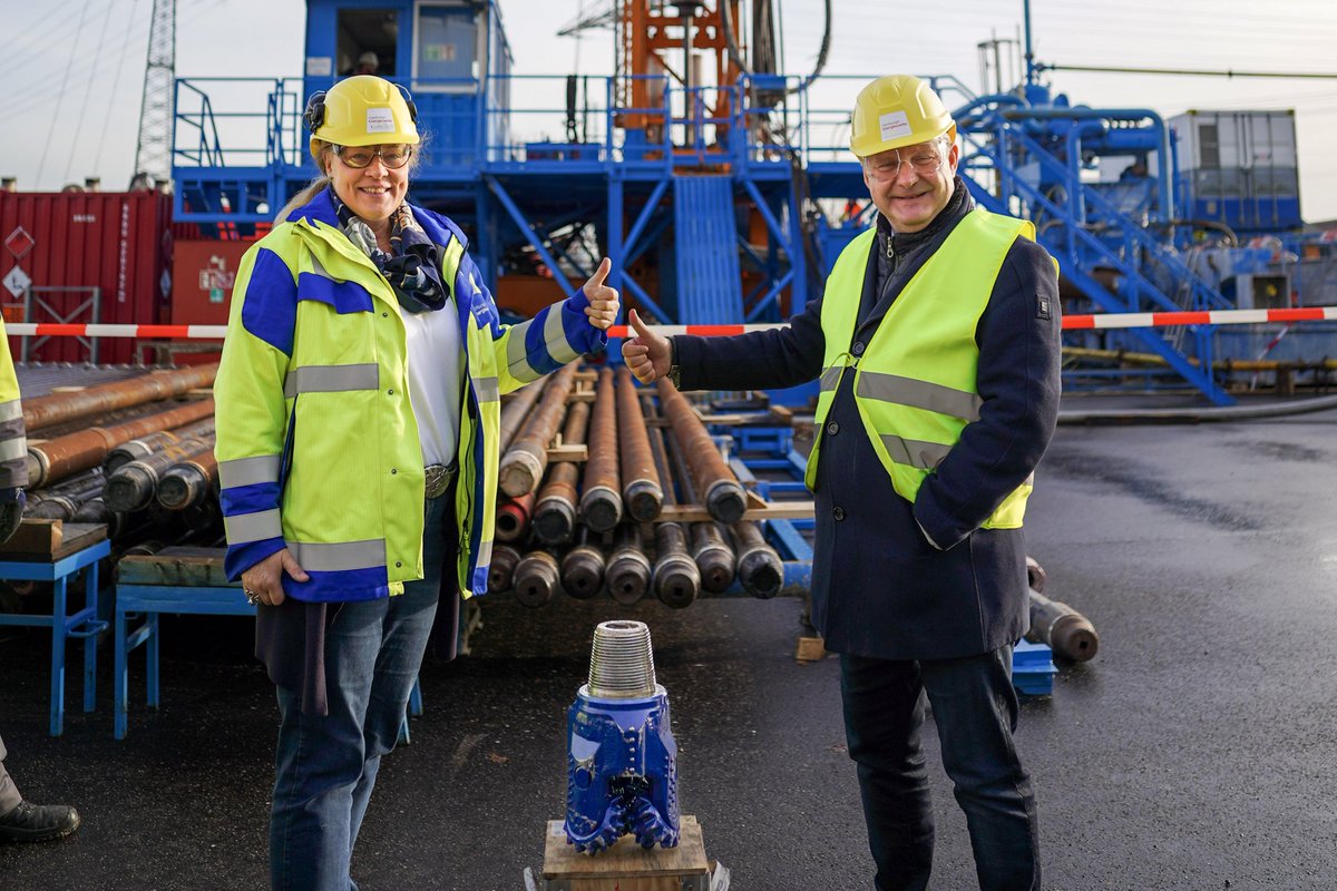 fhh_umwelt's tweet photo. Start der ersten Bohrung für #Aquiferwärmespeicher am Heizkraftwerk #Tiefstack
Damit soll Abwärme aus Industrie und Abfall für den Winter gespeichert werden. Teilstück des Konzepts #EnergieparkTiefstack 
#Energiewende #Wärmewende #HEnW ➡️ https://t.co/GMZgC8lrBu https://t.co/wBUUSKlVDj