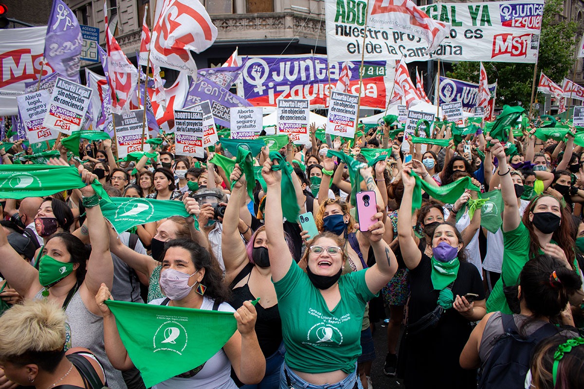 Cele_Fierro's tweet photo. Hoy #EsLey la Interrupción Voluntaria del Embarazo💚 gracias a nuestra lucha colectiva. Hoy tenemos que seguir exigiendo su #ImplementacionYa en todo el país y en todos los niveles del sistema de salud, para terminar con la desigualdad a su acceso y garantizar nuestro derecho. https://t.co/jcsaql94ck