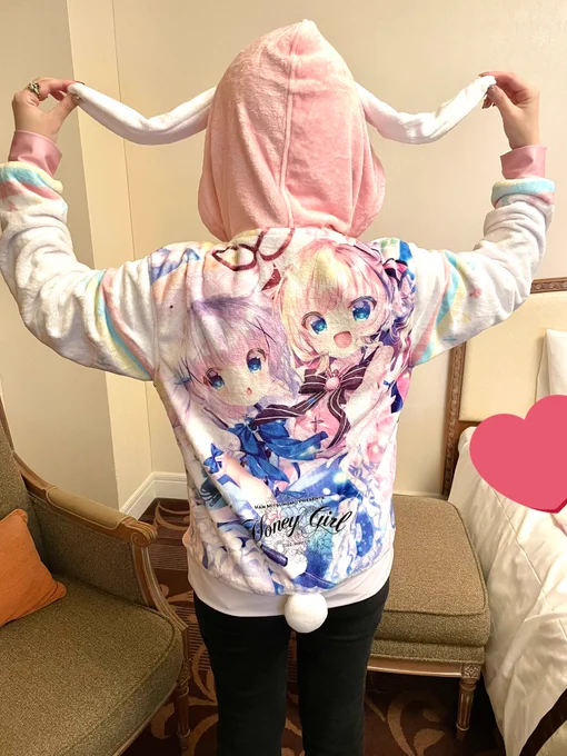三つ目!チノラパンもふもふウサ耳パーカーです🐰🌹もふもふに包まれる高級感が最高過ぎてやばいです(語彙力)うさみみしっぽも可愛く付いてます!袖のデザインや色味も上手い事行っててこれはよいものです!! 