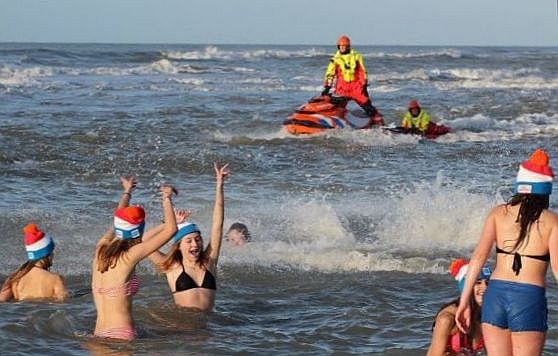 Ben jij van plan om aan een nieuwjaarsduik deel te nemen? Reddingsbrigade Nederland wenst je veel pret, maar wijst ook op de risico's. Lees de 10 tips voor meer veiligheid: bit.ly/3Q1Ht50.

#nieuwjaarsduik #veiligheid #reddingsbrigade #lifeguard <a href="/Unox/">Unox</a>