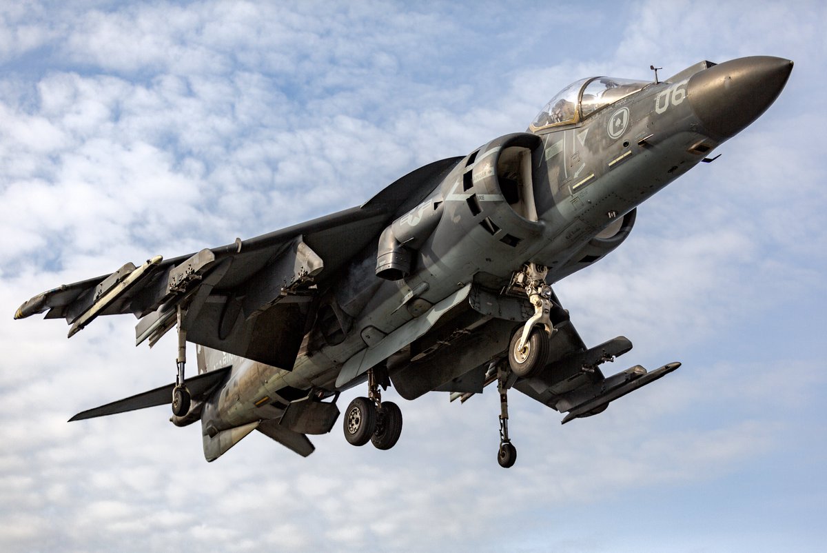 MARFORCOM's tweet photo. #Marines w/ @2nd_MAW fly an AV-8B Harrier II aboard the LHD 3. Marines trained w/ #Sailors to strengthen #interoperability & conduct carrier qualifications for future deployments.
(#USMC photos by Cpl. Christian Cortez)
#BlueGreenTeam #EveryClime #EveryDomain #MarineAviation https://t.co/qgLOCgAZdB
