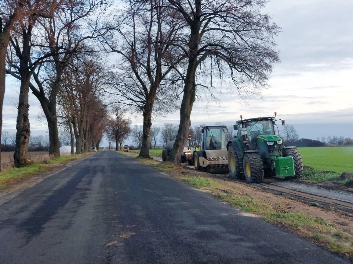 PowiatL's tweet photo. Po czterotygodniowej przerwie spółka Nodo wznowiła prace przy budowie chodnika wzdłuż drogi #PowiatLeszczynski Pawłowice - Kociugi https://t.co/4iMbb5jlpL