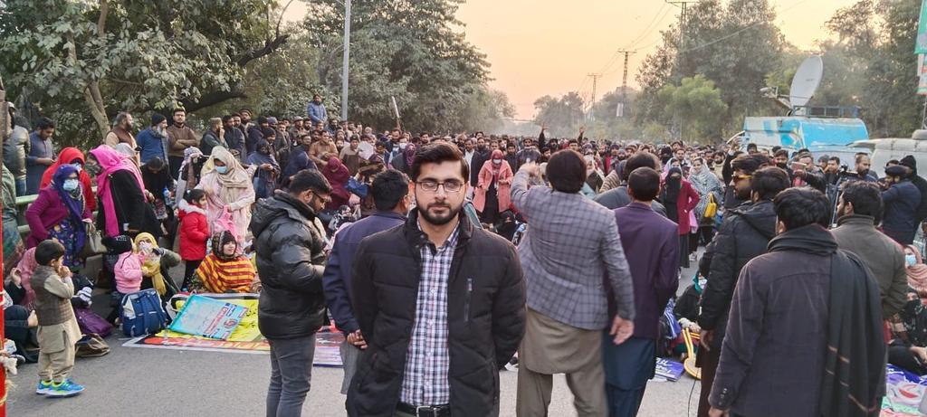 AAPToba's tweet photo. ہے جذبہ جنوں تو 
ہمت نا ہار
4th Day of dharna.. 
AEOs of Toba Tek singh

#TeachersProtestAtZamanPark
#RegulariseSSEsAEOs

@ChParvezElahi
@ImranKhanPTI
@MoonisElahi https://t.co/gcQURusq63