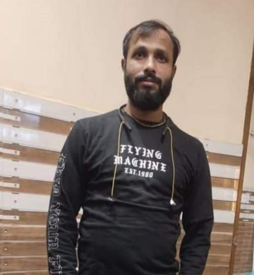 BBCHindi's tweet photo. जिसके क़त्ल के आरोप में सात साल से जेल में बंद था बेगुनाह, ज़िंदा निकली वो लड़की

पूरी ख़बर: https://t.co/UiIvNQB4AD https://t.co/TbLgjuFeXF