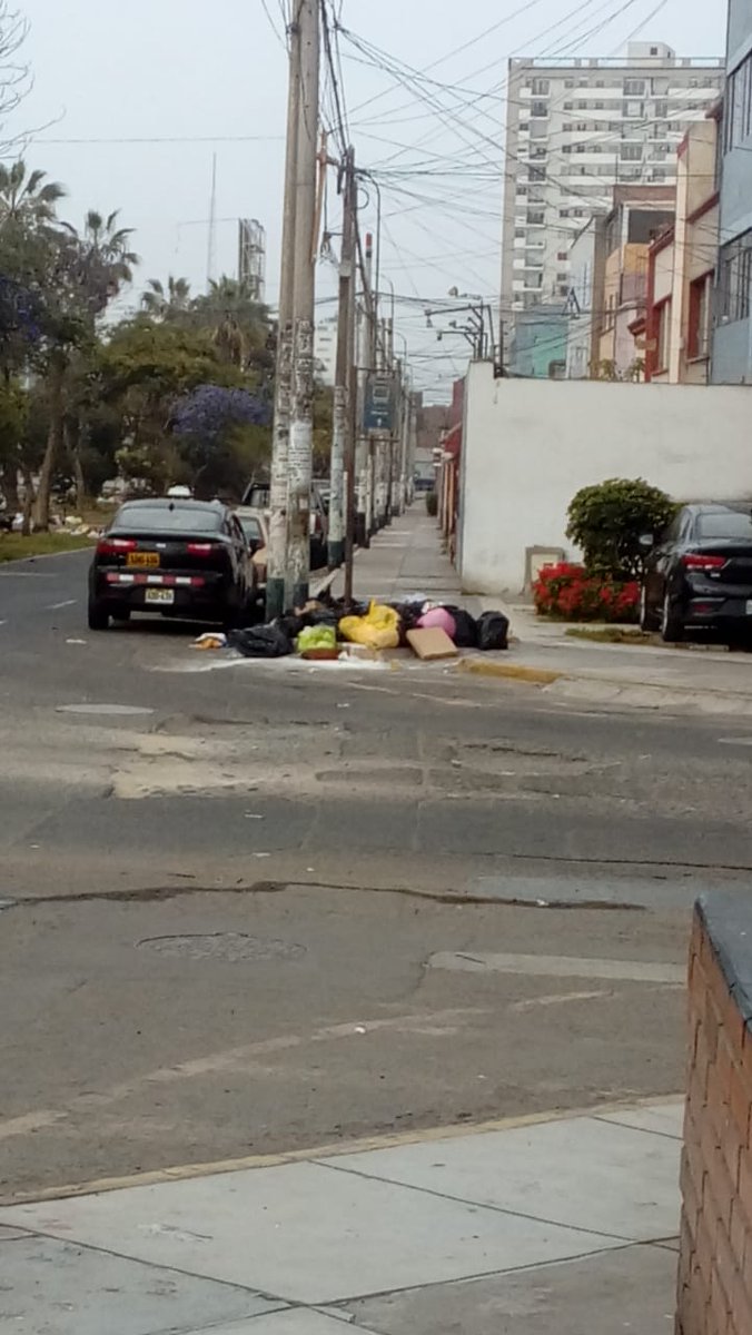 deniceci's tweet photo. Buenos días @Defensoria_Peru a las pruebas me remito. Esto es en la urbanización Balconcillo, son 2 días que no recogen los desechos. Como pueden ver hay residuos en frente del comedor y policlínico parroquial.
Por favor hagan algo https://t.co/TntYUw5i43