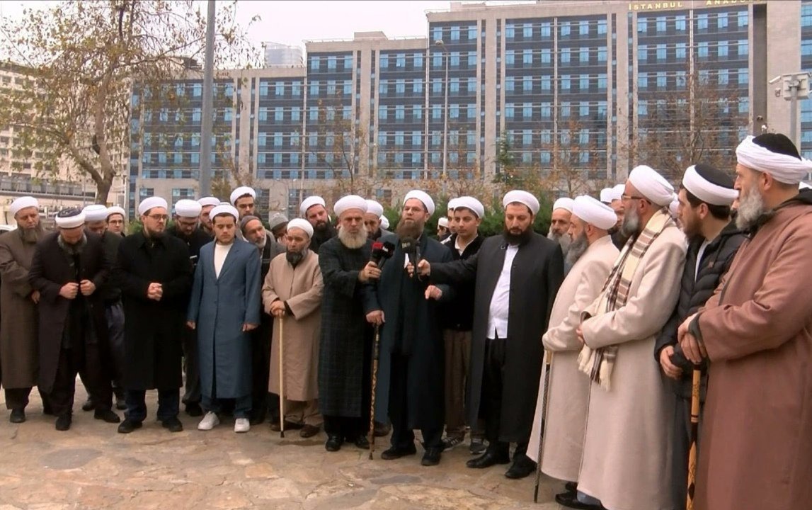 bellshabercom's tweet photo. Bu fotoğrafa iyi bakın ve unutmayın! Yılbaşı ağacı süsleyenlere "kafir" diyen bu mahluklar, 6 yaşındaki kızını süsleyip gelin eden hocalarına destek olmaya gelmişlerdi... https://t.co/SFzsfK3rgR