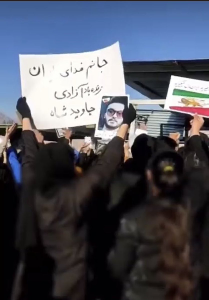 قطعا ما اکثریت جامعه ایرانی هستیم
اماحتی اگراقلیت بودیم،یک اقلیت منسجم ومتعهد با آرمان‌های واقعی ومشخص به مراتب تاثیرگذارتر وموفق‌تر از ائتلاف اضداد خواهدبود 
برای ائتلاف از اهداف و آرمان‌ها نخواهیم گذشت بلکه قدرتمندتر و البته باآغوشی بازعمل خواهیم کرد 
#جاوید_شاه
#یک_پرچم_یک_ملت