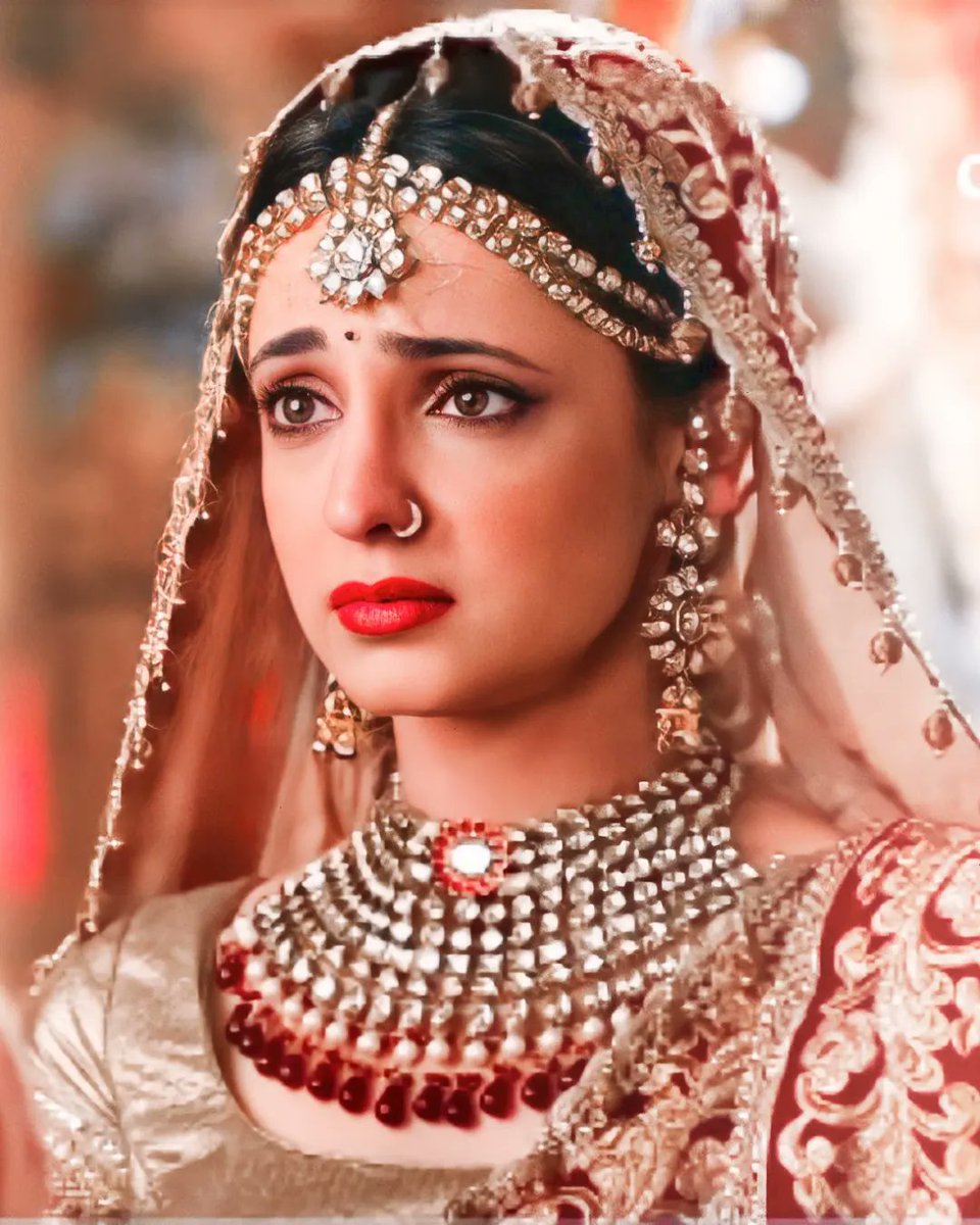 sanayaxslays's tweet photo. She is the MASTANI, she is the ROYALTY,she is the QUEEN.
This is my fav look of Sanaya in bridal wear. Those ornaments and golden colour lehanga really suits her skin. Just looking like a ROYAL QUEEN
#9yearsofrangrasiya
#Sanayairani
#Rangrasiya #paro #parud #sanish https://t.co/Prg9kdifUL