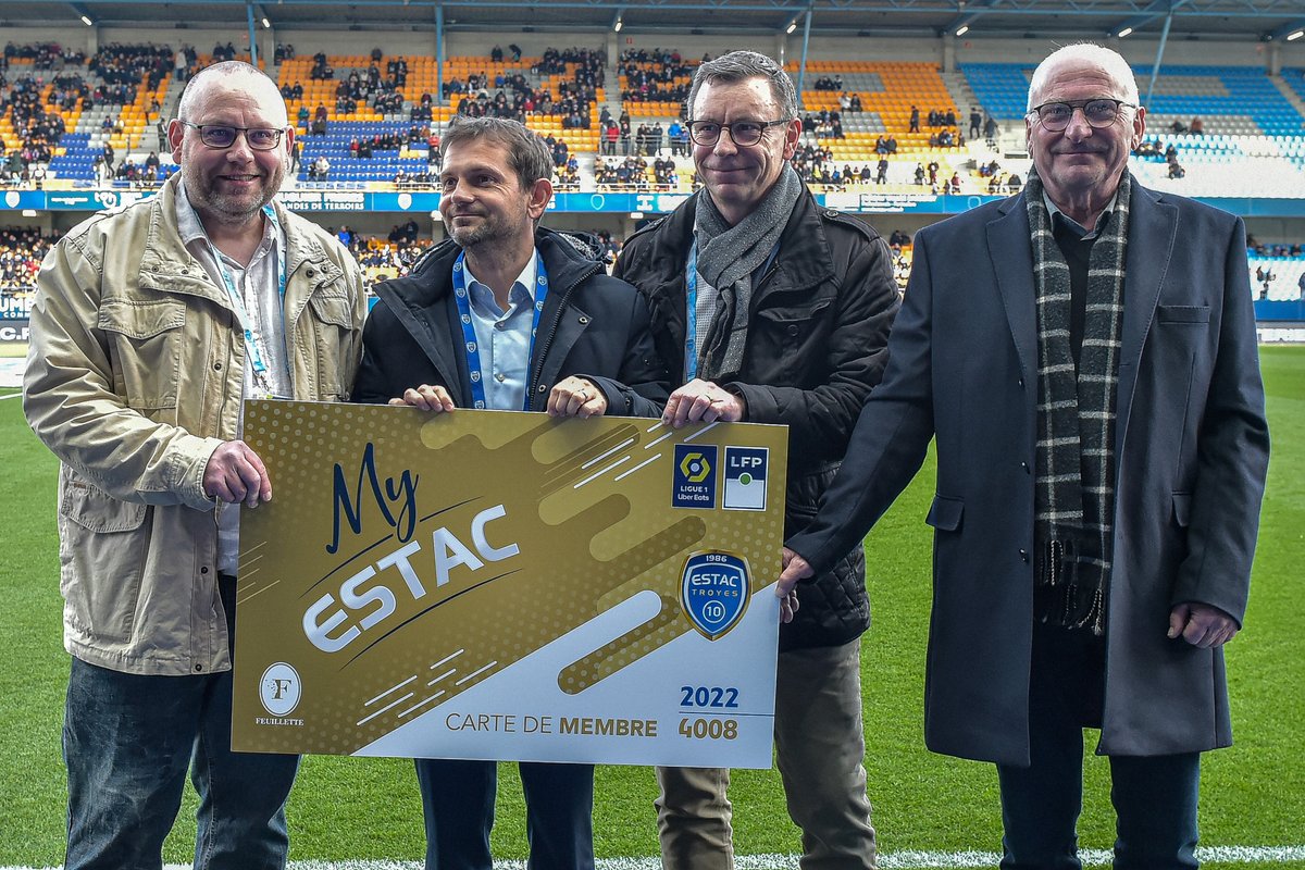 estac_officiel's tweet photo. 📸 Heureux détenteur d’un pack surprise de la collection Boxing Day, 𝗔𝗿𝗻𝗮𝘂𝗱 s’est vu remettre lors de #ESTACFCN, un abonnement de 1986 ans au club en plus d’autres avantages ! Félicitations ! 🔥
Achetez votre pack 👉 https://t.co/O061yJQOez
#TeamESTAC 🔵⚪️ https://t.co/pAP9CYRonb