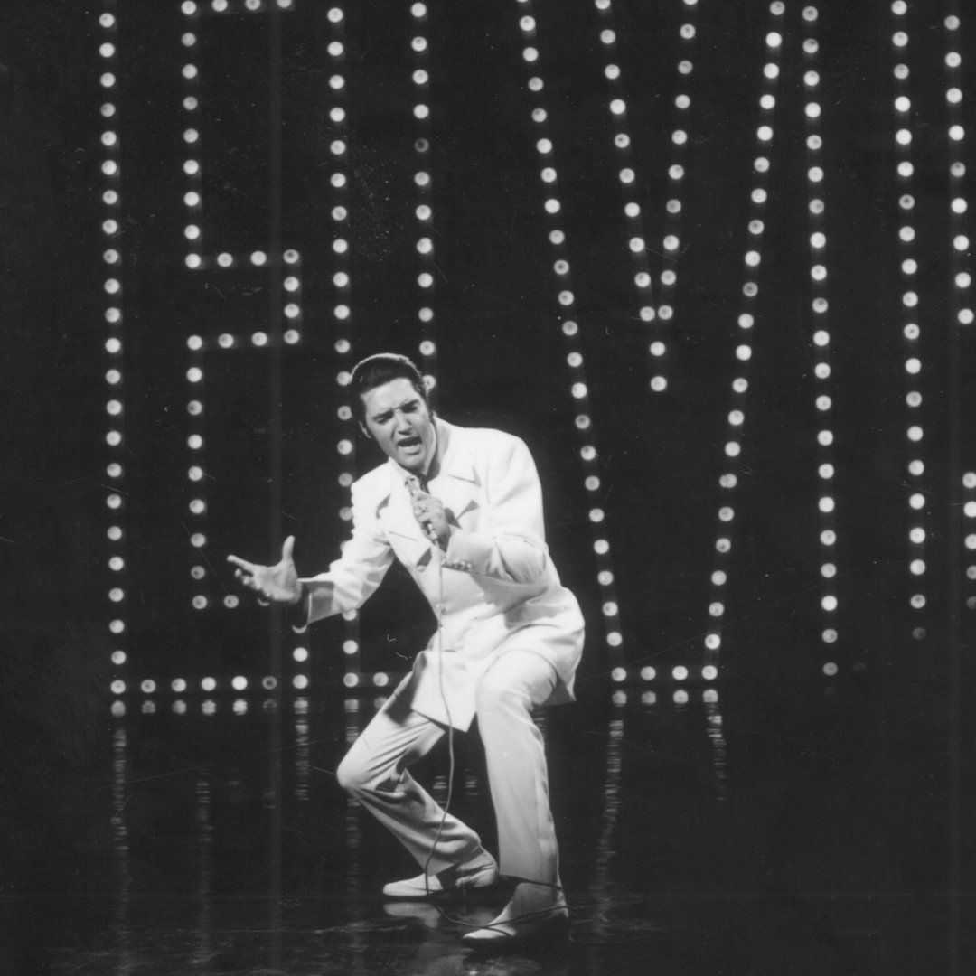 For Elvis’ final number in the ‘68 Comeback Special, he wore a three-piece white suit designed by Bill Belew, his costume designer. 

#ElvisPresley #68ComebackSpecial #Icon #Performer #Holiday #Costume